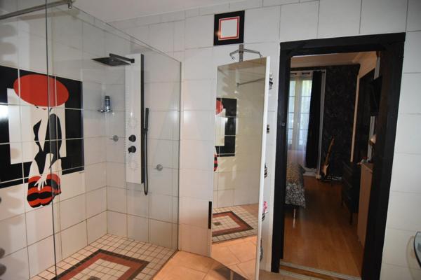Volumes, cachet et vue sur l’Yonne : une maison familiale aux prestations complètes