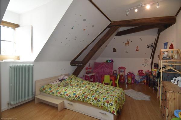 Volumes, cachet et vue sur l’Yonne : une maison familiale aux prestations complètes