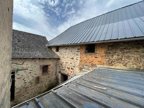 Dpt Maine et Loire (49), à vendre AVIRE maison centre bourg P7 avec de nombreuses dépendances