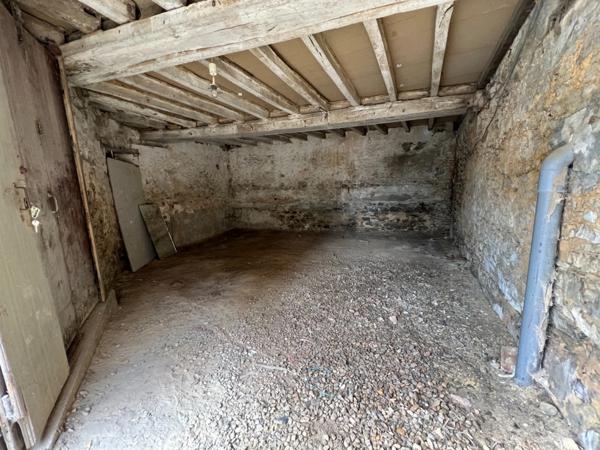 Dpt Maine et Loire (49), à vendre AVIRE maison centre bourg P7 avec de nombreuses dépendances