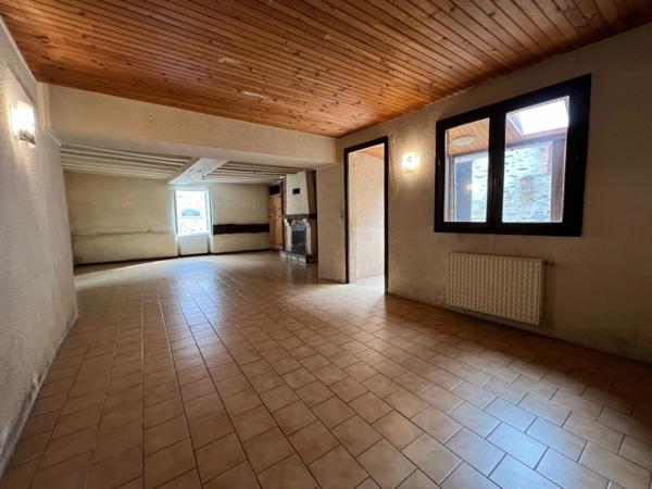 Dpt Maine et Loire (49), à vendre AVIRE maison centre bourg P7 avec de nombreuses dépendances