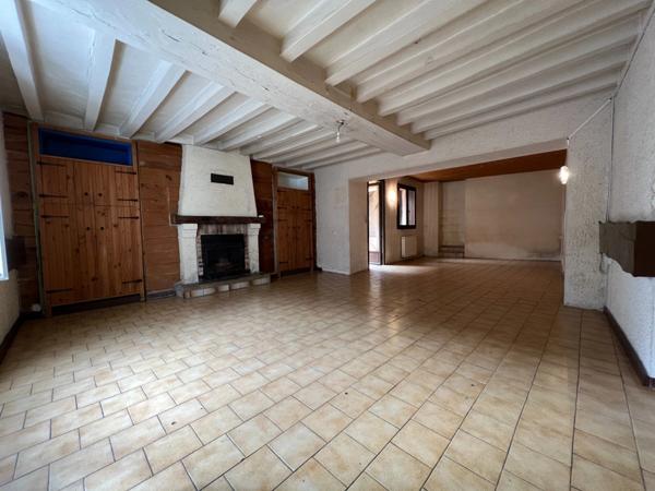 Dpt Maine et Loire (49), à vendre AVIRE maison centre bourg P7 avec de nombreuses dépendances
