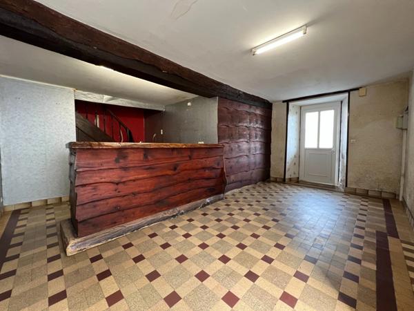 Dpt Maine et Loire (49), à vendre AVIRE maison centre bourg P7 avec de nombreuses dépendances