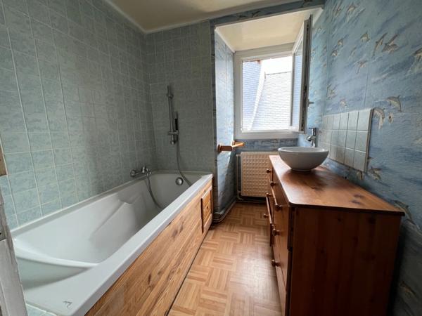 Dpt Maine et Loire (49), à vendre AVIRE maison centre bourg P7 avec de nombreuses dépendances