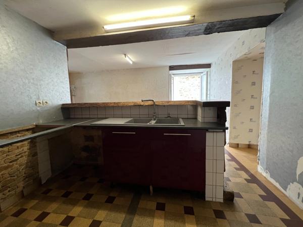 Dpt Maine et Loire (49), à vendre AVIRE maison centre bourg P7 avec de nombreuses dépendances