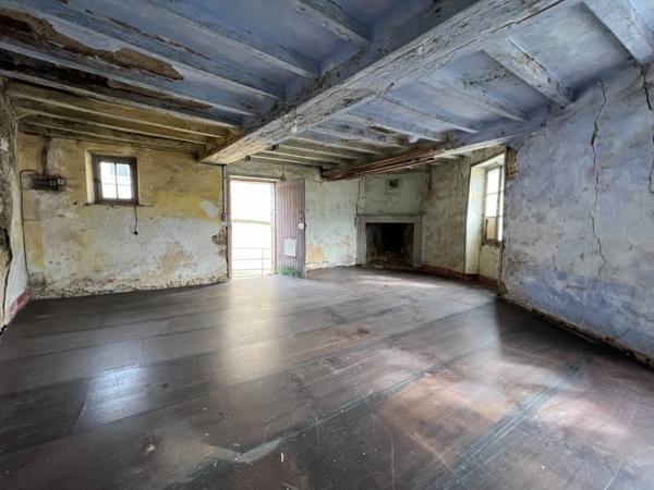 Dpt Maine et Loire (49), à vendre AVIRE maison centre bourg P7 avec de nombreuses dépendances