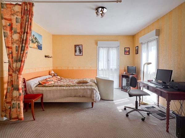 A VENDRE Maison familiale à Angers proche écoles et commodités - 170m² avec 3 chambres, garage et cave