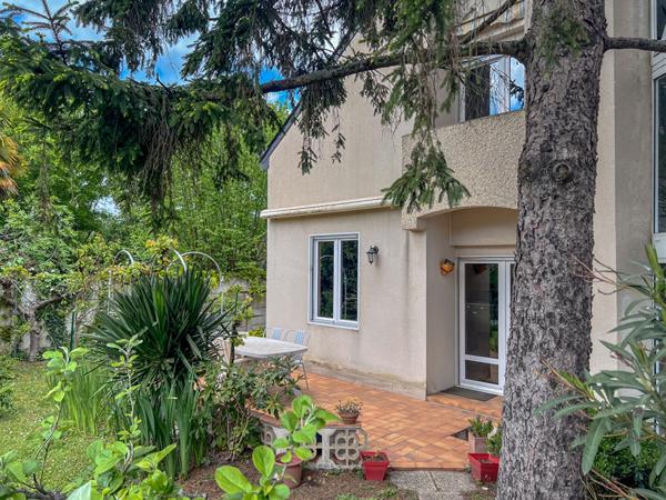 A VENDRE Maison familiale à Angers proche écoles et commodités - 170m² avec 3 chambres, garage et cave