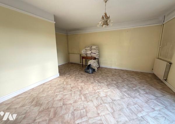 Maison d'habitation 115 m² avec terrain et garage.
PRIX : 150 000 €. 
Mr Grandpierre 07 86 12 52 67