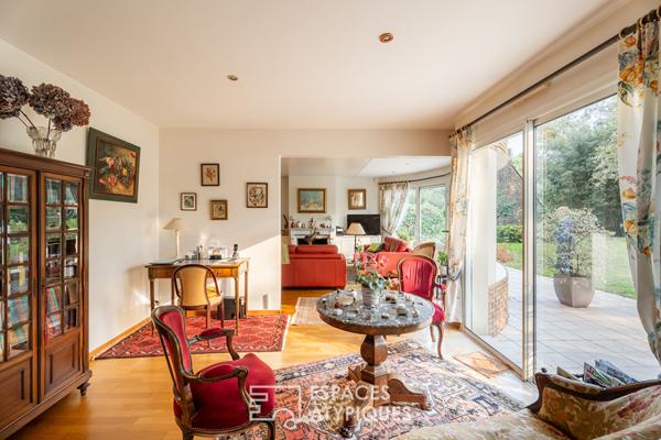 Maison d’Architecte avec jardin paysager dans un environnement boisé.