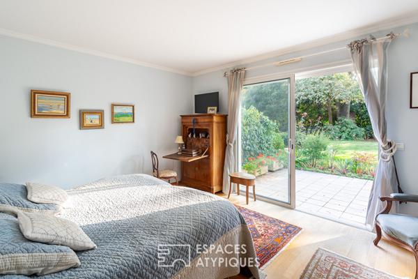 Maison d’Architecte avec jardin paysager dans un environnement boisé.