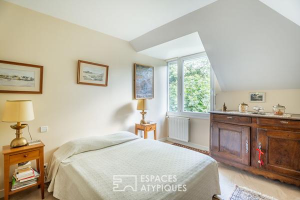 Maison d’Architecte avec jardin paysager dans un environnement boisé.