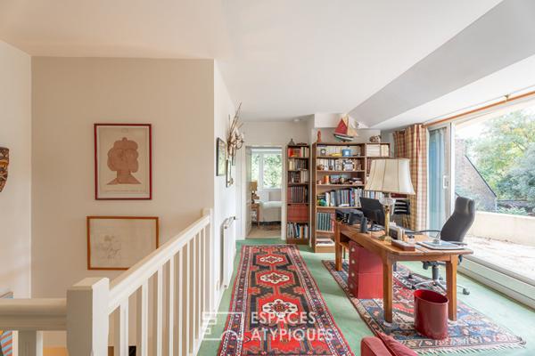 Maison d’Architecte avec jardin paysager dans un environnement boisé.