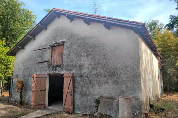 FERME AVEC 2 HA ET EAU NATURELLE, A 2 KM DU CENTRE VILLE