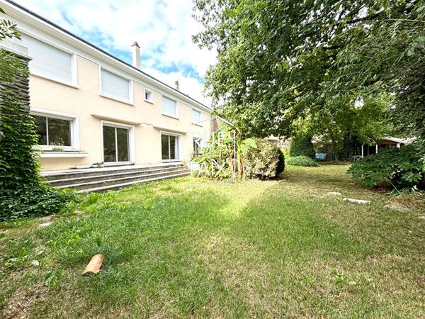 79130 SECONDIGNY Spacieuse maison familiale rénovée à Secondigny