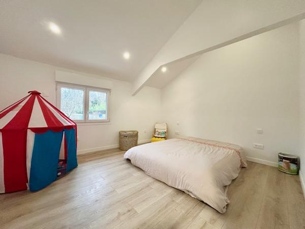 Breuillet (91650) BREUILLET - MAISON FAMILIALE RÉNOVÉE DE TYPE F7 - 214 m2 HABITABLES - HAUT STANDING - JARDIN 1 100 m2 - EXCELL