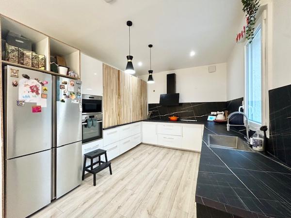 Breuillet (91650) BREUILLET - MAISON FAMILIALE RÉNOVÉE DE TYPE F7 - 214 m2 HABITABLES - HAUT STANDING - JARDIN 1 100 m2 - EXCELL