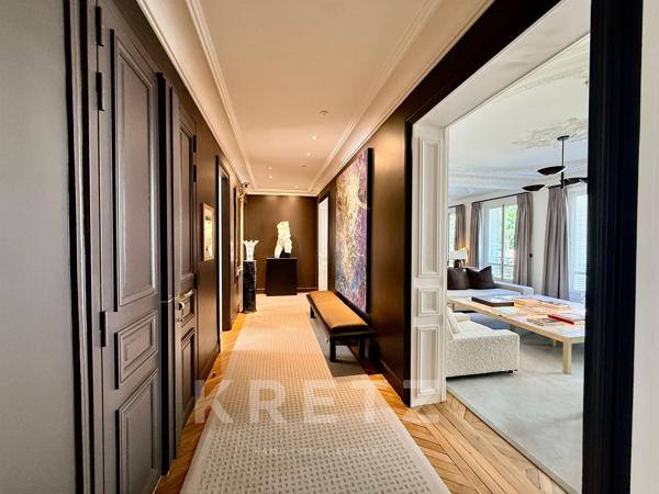 Appartement d’Exception au Cœur du 7ᵉ  – Élégance Haussmannienne et Design Contemporain