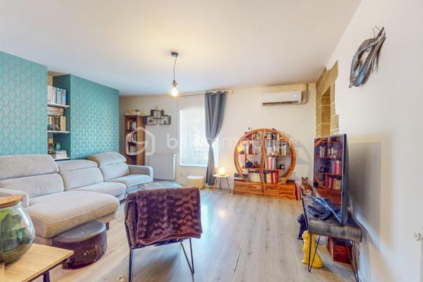 Investisseurs, découvrez cette belle opportunité offrant une rentabilité locative immédiate avec des revenus actuels de 1 600 € par mois. 
Cet immeuble se compose des murs commerciaux d'un restaurant de 281 m², ainsi que d'un appartement en duplex d'environ 120 m².  

La partie commerciale est actuellement exploitée en restaurant et dispose d'une terrasse extérieure, d'une salle de bar, un bureau, d'un petit salon avec mezzanine, d'une grande salle de restauration, des cuisines ainsi que de sanitaires. Deux caves en sous-sol complètent l'ensemble. Le restaurant dispose de 4 entrées différentes.  

L'appartement, réparti sur deux niveaux, comprend au rez-de-chaussée un salon, une cuisine, deux chambres, une buanderie, une salle de bain et un WC séparé.  À l'étage, vous trouverez deux chambres supplémentaires ainsi que des combles pouvant être aménagés en chambre, bureau ou espace de rangement selon vos besoins.  

Cet immeuble mixte habitation et commerce constitue un investissement attractif grâce à ses revenus immédiats, son potentiel de valorisation et ses nombreux espaces.  Une opportunité idéale pour les investisseurs à la recherche d'un bien générant des revenus dès l'acquisition.  

Visite virtuelle de l'appartement sur demande.