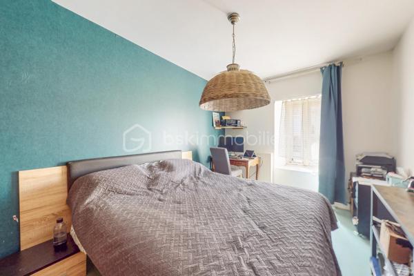 Investisseurs, découvrez cette belle opportunité offrant une rentabilité locative immédiate avec des revenus actuels de 1 600 € par mois. 
Cet immeuble se compose des murs commerciaux d'un restaurant de 281 m², ainsi que d'un appartement en duplex d'environ 120 m².  

La partie commerciale est actuellement exploitée en restaurant et dispose d'une terrasse extérieure, d'une salle de bar, un bureau, d'un petit salon avec mezzanine, d'une grande salle de restauration, des cuisines ainsi que de sanitaires. Deux caves en sous-sol complètent l'ensemble. Le restaurant dispose de 4 entrées différentes.  

L'appartement, réparti sur deux niveaux, comprend au rez-de-chaussée un salon, une cuisine, deux chambres, une buanderie, une salle de bain et un WC séparé.  À l'étage, vous trouverez deux chambres supplémentaires ainsi que des combles pouvant être aménagés en chambre, bureau ou espace de rangement selon vos besoins.  

Cet immeuble mixte habitation et commerce constitue un investissement attractif grâce à ses revenus immédiats, son potentiel de valorisation et ses nombreux espaces.  Une opportunité idéale pour les investisseurs à la recherche d'un bien générant des revenus dès l'acquisition.  

Visite virtuelle de l'appartement sur demande.