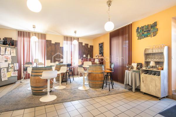 Investisseurs, découvrez cette belle opportunité offrant une rentabilité locative immédiate avec des revenus actuels de 1 600 € par mois. 
Cet immeuble se compose des murs commerciaux d'un restaurant de 281 m², ainsi que d'un appartement en duplex d'environ 120 m².  

La partie commerciale est actuellement exploitée en restaurant et dispose d'une terrasse extérieure, d'une salle de bar, un bureau, d'un petit salon avec mezzanine, d'une grande salle de restauration, des cuisines ainsi que de sanitaires. Deux caves en sous-sol complètent l'ensemble. Le restaurant dispose de 4 entrées différentes.  

L'appartement, réparti sur deux niveaux, comprend au rez-de-chaussée un salon, une cuisine, deux chambres, une buanderie, une salle de bain et un WC séparé.  À l'étage, vous trouverez deux chambres supplémentaires ainsi que des combles pouvant être aménagés en chambre, bureau ou espace de rangement selon vos besoins.  

Cet immeuble mixte habitation et commerce constitue un investissement attractif grâce à ses revenus immédiats, son potentiel de valorisation et ses nombreux espaces.  Une opportunité idéale pour les investisseurs à la recherche d'un bien générant des revenus dès l'acquisition.  

Visite virtuelle de l'appartement sur demande.