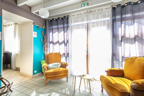 Investisseurs, découvrez cette belle opportunité offrant une rentabilité locative immédiate avec des revenus actuels de 1 600 € par mois. 
Cet immeuble se compose des murs commerciaux d'un restaurant de 281 m², ainsi que d'un appartement en duplex d'environ 120 m².  

La partie commerciale est actuellement exploitée en restaurant et dispose d'une terrasse extérieure, d'une salle de bar, un bureau, d'un petit salon avec mezzanine, d'une grande salle de restauration, des cuisines ainsi que de sanitaires. Deux caves en sous-sol complètent l'ensemble. Le restaurant dispose de 4 entrées différentes.  

L'appartement, réparti sur deux niveaux, comprend au rez-de-chaussée un salon, une cuisine, deux chambres, une buanderie, une salle de bain et un WC séparé.  À l'étage, vous trouverez deux chambres supplémentaires ainsi que des combles pouvant être aménagés en chambre, bureau ou espace de rangement selon vos besoins.  

Cet immeuble mixte habitation et commerce constitue un investissement attractif grâce à ses revenus immédiats, son potentiel de valorisation et ses nombreux espaces.  Une opportunité idéale pour les investisseurs à la recherche d'un bien générant des revenus dès l'acquisition.  

Visite virtuelle de l'appartement sur demande.