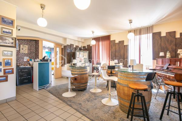 Investisseurs, découvrez cette belle opportunité offrant une rentabilité locative immédiate avec des revenus actuels de 1 600 € par mois. 
Cet immeuble se compose des murs commerciaux d'un restaurant de 281 m², ainsi que d'un appartement en duplex d'environ 120 m².  

La partie commerciale est actuellement exploitée en restaurant et dispose d'une terrasse extérieure, d'une salle de bar, un bureau, d'un petit salon avec mezzanine, d'une grande salle de restauration, des cuisines ainsi que de sanitaires. Deux caves en sous-sol complètent l'ensemble. Le restaurant dispose de 4 entrées différentes.  

L'appartement, réparti sur deux niveaux, comprend au rez-de-chaussée un salon, une cuisine, deux chambres, une buanderie, une salle de bain et un WC séparé.  À l'étage, vous trouverez deux chambres supplémentaires ainsi que des combles pouvant être aménagés en chambre, bureau ou espace de rangement selon vos besoins.  

Cet immeuble mixte habitation et commerce constitue un investissement attractif grâce à ses revenus immédiats, son potentiel de valorisation et ses nombreux espaces.  Une opportunité idéale pour les investisseurs à la recherche d'un bien générant des revenus dès l'acquisition.  

Visite virtuelle de l'appartement sur demande.