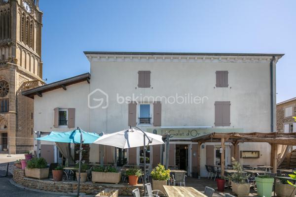 Investisseurs, découvrez cette belle opportunité offrant une rentabilité locative immédiate avec des revenus actuels de 1 600 € par mois. 
Cet immeuble se compose des murs commerciaux d'un restaurant de 281 m², ainsi que d'un appartement en duplex d'environ 120 m².  

La partie commerciale est actuellement exploitée en restaurant et dispose d'une terrasse extérieure, d'une salle de bar, un bureau, d'un petit salon avec mezzanine, d'une grande salle de restauration, des cuisines ainsi que de sanitaires. Deux caves en sous-sol complètent l'ensemble. Le restaurant dispose de 4 entrées différentes.  

L'appartement, réparti sur deux niveaux, comprend au rez-de-chaussée un salon, une cuisine, deux chambres, une buanderie, une salle de bain et un WC séparé.  À l'étage, vous trouverez deux chambres supplémentaires ainsi que des combles pouvant être aménagés en chambre, bureau ou espace de rangement selon vos besoins.  

Cet immeuble mixte habitation et commerce constitue un investissement attractif grâce à ses revenus immédiats, son potentiel de valorisation et ses nombreux espaces.  Une opportunité idéale pour les investisseurs à la recherche d'un bien générant des revenus dès l'acquisition.  

Visite virtuelle de l'appartement sur demande.
