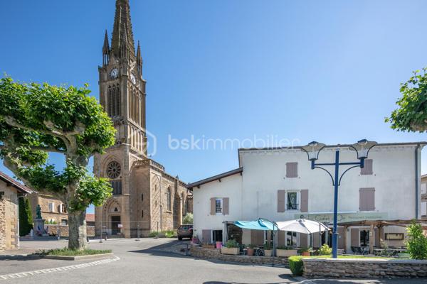Investisseurs, découvrez cette belle opportunité offrant une rentabilité locative immédiate avec des revenus actuels de 1 600 € par mois. 
Cet immeuble se compose des murs commerciaux d'un restaurant de 281 m², ainsi que d'un appartement en duplex d'environ 120 m².  

La partie commerciale est actuellement exploitée en restaurant et dispose d'une terrasse extérieure, d'une salle de bar, un bureau, d'un petit salon avec mezzanine, d'une grande salle de restauration, des cuisines ainsi que de sanitaires. Deux caves en sous-sol complètent l'ensemble. Le restaurant dispose de 4 entrées différentes.  

L'appartement, réparti sur deux niveaux, comprend au rez-de-chaussée un salon, une cuisine, deux chambres, une buanderie, une salle de bain et un WC séparé.  À l'étage, vous trouverez deux chambres supplémentaires ainsi que des combles pouvant être aménagés en chambre, bureau ou espace de rangement selon vos besoins.  

Cet immeuble mixte habitation et commerce constitue un investissement attractif grâce à ses revenus immédiats, son potentiel de valorisation et ses nombreux espaces.  Une opportunité idéale pour les investisseurs à la recherche d'un bien générant des revenus dès l'acquisition.  

Visite virtuelle de l'appartement sur demande.