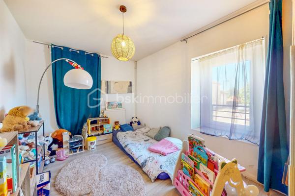 Investisseurs, découvrez cette belle opportunité offrant une rentabilité locative immédiate avec des revenus actuels de 1 600 € par mois. 
Cet immeuble se compose des murs commerciaux d'un restaurant de 281 m², ainsi que d'un appartement en duplex d'environ 120 m².  

La partie commerciale est actuellement exploitée en restaurant et dispose d'une terrasse extérieure, d'une salle de bar, un bureau, d'un petit salon avec mezzanine, d'une grande salle de restauration, des cuisines ainsi que de sanitaires. Deux caves en sous-sol complètent l'ensemble. Le restaurant dispose de 4 entrées différentes.  

L'appartement, réparti sur deux niveaux, comprend au rez-de-chaussée un salon, une cuisine, deux chambres, une buanderie, une salle de bain et un WC séparé.  À l'étage, vous trouverez deux chambres supplémentaires ainsi que des combles pouvant être aménagés en chambre, bureau ou espace de rangement selon vos besoins.  

Cet immeuble mixte habitation et commerce constitue un investissement attractif grâce à ses revenus immédiats, son potentiel de valorisation et ses nombreux espaces.  Une opportunité idéale pour les investisseurs à la recherche d'un bien générant des revenus dès l'acquisition.  

Visite virtuelle de l'appartement sur demande.