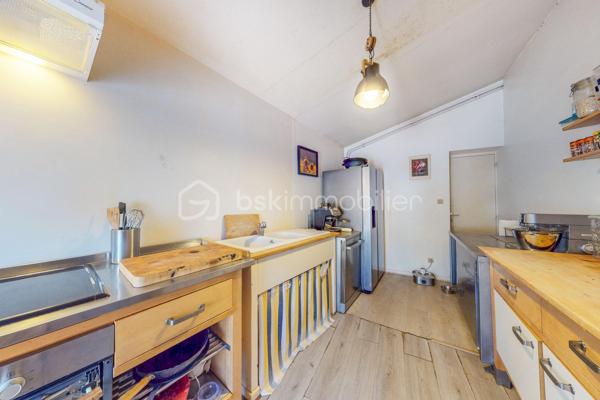 Investisseurs, découvrez cette belle opportunité offrant une rentabilité locative immédiate avec des revenus actuels de 1 600 € par mois. 
Cet immeuble se compose des murs commerciaux d'un restaurant de 281 m², ainsi que d'un appartement en duplex d'environ 120 m².  

La partie commerciale est actuellement exploitée en restaurant et dispose d'une terrasse extérieure, d'une salle de bar, un bureau, d'un petit salon avec mezzanine, d'une grande salle de restauration, des cuisines ainsi que de sanitaires. Deux caves en sous-sol complètent l'ensemble. Le restaurant dispose de 4 entrées différentes.  

L'appartement, réparti sur deux niveaux, comprend au rez-de-chaussée un salon, une cuisine, deux chambres, une buanderie, une salle de bain et un WC séparé.  À l'étage, vous trouverez deux chambres supplémentaires ainsi que des combles pouvant être aménagés en chambre, bureau ou espace de rangement selon vos besoins.  

Cet immeuble mixte habitation et commerce constitue un investissement attractif grâce à ses revenus immédiats, son potentiel de valorisation et ses nombreux espaces.  Une opportunité idéale pour les investisseurs à la recherche d'un bien générant des revenus dès l'acquisition.  

Visite virtuelle de l'appartement sur demande.