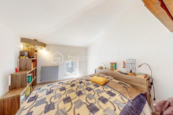 Investisseurs, découvrez cette belle opportunité offrant une rentabilité locative immédiate avec des revenus actuels de 1 600 € par mois. 
Cet immeuble se compose des murs commerciaux d'un restaurant de 281 m², ainsi que d'un appartement en duplex d'environ 120 m².  

La partie commerciale est actuellement exploitée en restaurant et dispose d'une terrasse extérieure, d'une salle de bar, un bureau, d'un petit salon avec mezzanine, d'une grande salle de restauration, des cuisines ainsi que de sanitaires. Deux caves en sous-sol complètent l'ensemble. Le restaurant dispose de 4 entrées différentes.  

L'appartement, réparti sur deux niveaux, comprend au rez-de-chaussée un salon, une cuisine, deux chambres, une buanderie, une salle de bain et un WC séparé.  À l'étage, vous trouverez deux chambres supplémentaires ainsi que des combles pouvant être aménagés en chambre, bureau ou espace de rangement selon vos besoins.  

Cet immeuble mixte habitation et commerce constitue un investissement attractif grâce à ses revenus immédiats, son potentiel de valorisation et ses nombreux espaces.  Une opportunité idéale pour les investisseurs à la recherche d'un bien générant des revenus dès l'acquisition.  

Visite virtuelle de l'appartement sur demande.
