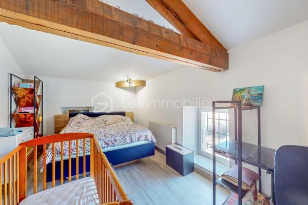 Investisseurs, découvrez cette belle opportunité offrant une rentabilité locative immédiate avec des revenus actuels de 1 600 € par mois. 
Cet immeuble se compose des murs commerciaux d'un restaurant de 281 m², ainsi que d'un appartement en duplex d'environ 120 m².  

La partie commerciale est actuellement exploitée en restaurant et dispose d'une terrasse extérieure, d'une salle de bar, un bureau, d'un petit salon avec mezzanine, d'une grande salle de restauration, des cuisines ainsi que de sanitaires. Deux caves en sous-sol complètent l'ensemble. Le restaurant dispose de 4 entrées différentes.  

L'appartement, réparti sur deux niveaux, comprend au rez-de-chaussée un salon, une cuisine, deux chambres, une buanderie, une salle de bain et un WC séparé.  À l'étage, vous trouverez deux chambres supplémentaires ainsi que des combles pouvant être aménagés en chambre, bureau ou espace de rangement selon vos besoins.  

Cet immeuble mixte habitation et commerce constitue un investissement attractif grâce à ses revenus immédiats, son potentiel de valorisation et ses nombreux espaces.  Une opportunité idéale pour les investisseurs à la recherche d'un bien générant des revenus dès l'acquisition.  

Visite virtuelle de l'appartement sur demande.