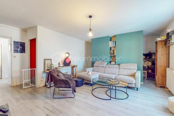 Investisseurs, découvrez cette belle opportunité offrant une rentabilité locative immédiate avec des revenus actuels de 1 600 € par mois. 
Cet immeuble se compose des murs commerciaux d'un restaurant de 281 m², ainsi que d'un appartement en duplex d'environ 120 m².  

La partie commerciale est actuellement exploitée en restaurant et dispose d'une terrasse extérieure, d'une salle de bar, un bureau, d'un petit salon avec mezzanine, d'une grande salle de restauration, des cuisines ainsi que de sanitaires. Deux caves en sous-sol complètent l'ensemble. Le restaurant dispose de 4 entrées différentes.  

L'appartement, réparti sur deux niveaux, comprend au rez-de-chaussée un salon, une cuisine, deux chambres, une buanderie, une salle de bain et un WC séparé.  À l'étage, vous trouverez deux chambres supplémentaires ainsi que des combles pouvant être aménagés en chambre, bureau ou espace de rangement selon vos besoins.  

Cet immeuble mixte habitation et commerce constitue un investissement attractif grâce à ses revenus immédiats, son potentiel de valorisation et ses nombreux espaces.  Une opportunité idéale pour les investisseurs à la recherche d'un bien générant des revenus dès l'acquisition.  

Visite virtuelle de l'appartement sur demande.