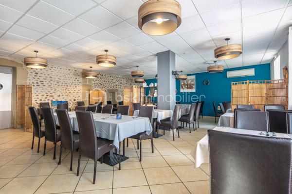 Investisseurs, découvrez cette belle opportunité offrant une rentabilité locative immédiate avec des revenus actuels de 1 600 € par mois. 
Cet immeuble se compose des murs commerciaux d'un restaurant de 281 m², ainsi que d'un appartement en duplex d'environ 120 m².  

La partie commerciale est actuellement exploitée en restaurant et dispose d'une terrasse extérieure, d'une salle de bar, un bureau, d'un petit salon avec mezzanine, d'une grande salle de restauration, des cuisines ainsi que de sanitaires. Deux caves en sous-sol complètent l'ensemble. Le restaurant dispose de 4 entrées différentes.  

L'appartement, réparti sur deux niveaux, comprend au rez-de-chaussée un salon, une cuisine, deux chambres, une buanderie, une salle de bain et un WC séparé.  À l'étage, vous trouverez deux chambres supplémentaires ainsi que des combles pouvant être aménagés en chambre, bureau ou espace de rangement selon vos besoins.  

Cet immeuble mixte habitation et commerce constitue un investissement attractif grâce à ses revenus immédiats, son potentiel de valorisation et ses nombreux espaces.  Une opportunité idéale pour les investisseurs à la recherche d'un bien générant des revenus dès l'acquisition.  

Visite virtuelle de l'appartement sur demande.