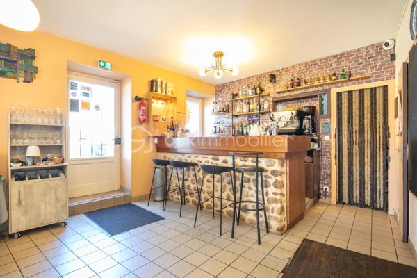 Investisseurs, découvrez cette belle opportunité offrant une rentabilité locative immédiate avec des revenus actuels de 1 600 € par mois. 
Cet immeuble se compose des murs commerciaux d'un restaurant de 281 m², ainsi que d'un appartement en duplex d'environ 120 m².  

La partie commerciale est actuellement exploitée en restaurant et dispose d'une terrasse extérieure, d'une salle de bar, un bureau, d'un petit salon avec mezzanine, d'une grande salle de restauration, des cuisines ainsi que de sanitaires. Deux caves en sous-sol complètent l'ensemble. Le restaurant dispose de 4 entrées différentes.  

L'appartement, réparti sur deux niveaux, comprend au rez-de-chaussée un salon, une cuisine, deux chambres, une buanderie, une salle de bain et un WC séparé.  À l'étage, vous trouverez deux chambres supplémentaires ainsi que des combles pouvant être aménagés en chambre, bureau ou espace de rangement selon vos besoins.  

Cet immeuble mixte habitation et commerce constitue un investissement attractif grâce à ses revenus immédiats, son potentiel de valorisation et ses nombreux espaces.  Une opportunité idéale pour les investisseurs à la recherche d'un bien générant des revenus dès l'acquisition.  

Visite virtuelle de l'appartement sur demande.