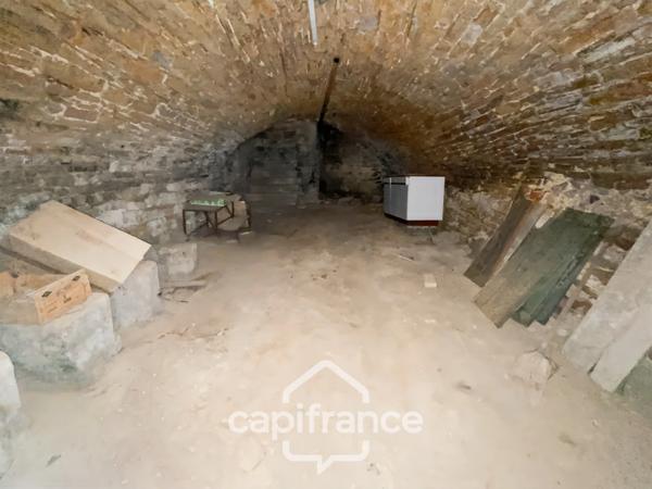 Exclusif, Immeuble à vendre CUISEAUX (71), locaux commerciaux loués - 2 plateaux à créer.
