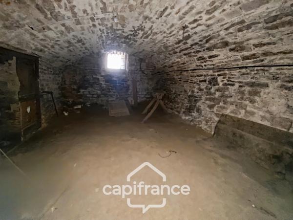 Exclusif, Immeuble à vendre CUISEAUX (71), locaux commerciaux loués - 2 plateaux à créer.