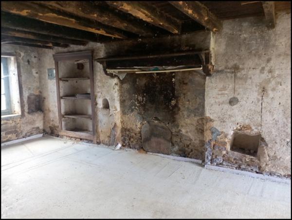 Maison mitoyenne de village à rénover 28 500 € !!!