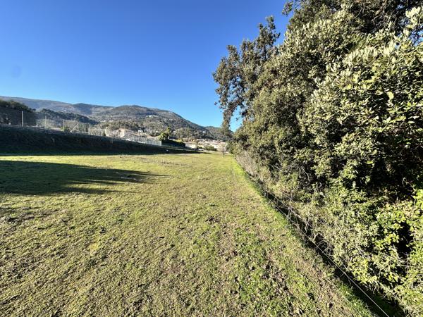 Carros (06510) OPPORTUNITE CARROS LES PLANS : TERRAIN A BATIR VIABILISE DE 482m², OFFRANT BELLE VUE DEGAGEE