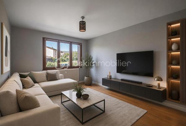 À découvrir sur le secteur Sud de Rumilly, à proximité immédiate des écoles, commerces, commodités et transports en commun, cet appartement T4 traversant d’environ 84 m² offre une configuration idéale pour une vie de famille.

Situé en rez-de-chaussée surélevé d’une copropriété de 1969 à taille humaine, composée de seulement trois niveaux, l’appartement bénéficie d’une double exposition Est-Ouest lui apportant une belle luminosité tout au long de la journée.

L’entrée dessert une cuisine indépendante bénéficiant d’un accès au balcon ainsi qu’un salon. L’espace nuit se compose de trois chambres, d’une salle de bains et de toilettes séparées.

La configuration traversante de l’appartement permet de profiter d’une agréable luminosité et d’une bonne circulation entre les différents espaces.

Une cave ainsi qu’un garage privatif viennent compléter le bien, apportant de précieux espaces de rangement et de stationnement. Des places de parking sont également disponibles devant la copropriété.

Un appartement fonctionnel et bien situé, réunissant trois chambres, des annexes et la proximité des services du quotidien, à quelques minutes du centre de Rumilly.

Une opportunité à découvrir pour une résidence principale ou un projet d’investissement.