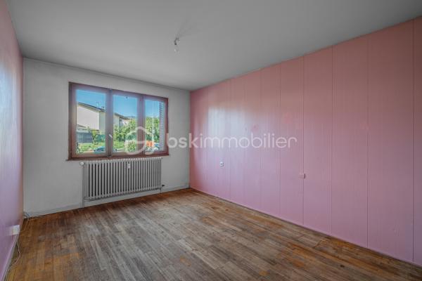 À découvrir sur le secteur Sud de Rumilly, à proximité immédiate des écoles, commerces, commodités et transports en commun, cet appartement T4 traversant d’environ 84 m² offre une configuration idéale pour une vie de famille.

Situé en rez-de-chaussée surélevé d’une copropriété de 1969 à taille humaine, composée de seulement trois niveaux, l’appartement bénéficie d’une double exposition Est-Ouest lui apportant une belle luminosité tout au long de la journée.

L’entrée dessert une cuisine indépendante bénéficiant d’un accès au balcon ainsi qu’un salon. L’espace nuit se compose de trois chambres, d’une salle de bains et de toilettes séparées.

La configuration traversante de l’appartement permet de profiter d’une agréable luminosité et d’une bonne circulation entre les différents espaces.

Une cave ainsi qu’un garage privatif viennent compléter le bien, apportant de précieux espaces de rangement et de stationnement. Des places de parking sont également disponibles devant la copropriété.

Un appartement fonctionnel et bien situé, réunissant trois chambres, des annexes et la proximité des services du quotidien, à quelques minutes du centre de Rumilly.

Une opportunité à découvrir pour une résidence principale ou un projet d’investissement.