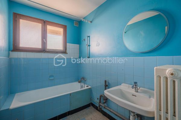 À découvrir sur le secteur Sud de Rumilly, à proximité immédiate des écoles, commerces, commodités et transports en commun, cet appartement T4 traversant d’environ 84 m² offre une configuration idéale pour une vie de famille.

Situé en rez-de-chaussée surélevé d’une copropriété de 1969 à taille humaine, composée de seulement trois niveaux, l’appartement bénéficie d’une double exposition Est-Ouest lui apportant une belle luminosité tout au long de la journée.

L’entrée dessert une cuisine indépendante bénéficiant d’un accès au balcon ainsi qu’un salon. L’espace nuit se compose de trois chambres, d’une salle de bains et de toilettes séparées.

La configuration traversante de l’appartement permet de profiter d’une agréable luminosité et d’une bonne circulation entre les différents espaces.

Une cave ainsi qu’un garage privatif viennent compléter le bien, apportant de précieux espaces de rangement et de stationnement. Des places de parking sont également disponibles devant la copropriété.

Un appartement fonctionnel et bien situé, réunissant trois chambres, des annexes et la proximité des services du quotidien, à quelques minutes du centre de Rumilly.

Une opportunité à découvrir pour une résidence principale ou un projet d’investissement.