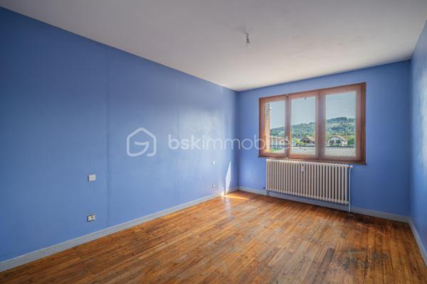 À découvrir sur le secteur Sud de Rumilly, à proximité immédiate des écoles, commerces, commodités et transports en commun, cet appartement T4 traversant d’environ 84 m² offre une configuration idéale pour une vie de famille.

Situé en rez-de-chaussée surélevé d’une copropriété de 1969 à taille humaine, composée de seulement trois niveaux, l’appartement bénéficie d’une double exposition Est-Ouest lui apportant une belle luminosité tout au long de la journée.

L’entrée dessert une cuisine indépendante bénéficiant d’un accès au balcon ainsi qu’un salon. L’espace nuit se compose de trois chambres, d’une salle de bains et de toilettes séparées.

La configuration traversante de l’appartement permet de profiter d’une agréable luminosité et d’une bonne circulation entre les différents espaces.

Une cave ainsi qu’un garage privatif viennent compléter le bien, apportant de précieux espaces de rangement et de stationnement. Des places de parking sont également disponibles devant la copropriété.

Un appartement fonctionnel et bien situé, réunissant trois chambres, des annexes et la proximité des services du quotidien, à quelques minutes du centre de Rumilly.

Une opportunité à découvrir pour une résidence principale ou un projet d’investissement.