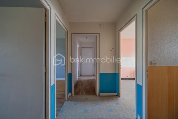 À découvrir sur le secteur Sud de Rumilly, à proximité immédiate des écoles, commerces, commodités et transports en commun, cet appartement T4 traversant d’environ 84 m² offre une configuration idéale pour une vie de famille.

Situé en rez-de-chaussée surélevé d’une copropriété de 1969 à taille humaine, composée de seulement trois niveaux, l’appartement bénéficie d’une double exposition Est-Ouest lui apportant une belle luminosité tout au long de la journée.

L’entrée dessert une cuisine indépendante bénéficiant d’un accès au balcon ainsi qu’un salon. L’espace nuit se compose de trois chambres, d’une salle de bains et de toilettes séparées.

La configuration traversante de l’appartement permet de profiter d’une agréable luminosité et d’une bonne circulation entre les différents espaces.

Une cave ainsi qu’un garage privatif viennent compléter le bien, apportant de précieux espaces de rangement et de stationnement. Des places de parking sont également disponibles devant la copropriété.

Un appartement fonctionnel et bien situé, réunissant trois chambres, des annexes et la proximité des services du quotidien, à quelques minutes du centre de Rumilly.

Une opportunité à découvrir pour une résidence principale ou un projet d’investissement.