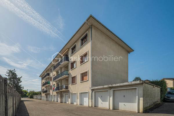 À découvrir sur le secteur Sud de Rumilly, à proximité immédiate des écoles, commerces, commodités et transports en commun, cet appartement T4 traversant d’environ 84 m² offre une configuration idéale pour une vie de famille.

Situé en rez-de-chaussée surélevé d’une copropriété de 1969 à taille humaine, composée de seulement trois niveaux, l’appartement bénéficie d’une double exposition Est-Ouest lui apportant une belle luminosité tout au long de la journée.

L’entrée dessert une cuisine indépendante bénéficiant d’un accès au balcon ainsi qu’un salon. L’espace nuit se compose de trois chambres, d’une salle de bains et de toilettes séparées.

La configuration traversante de l’appartement permet de profiter d’une agréable luminosité et d’une bonne circulation entre les différents espaces.

Une cave ainsi qu’un garage privatif viennent compléter le bien, apportant de précieux espaces de rangement et de stationnement. Des places de parking sont également disponibles devant la copropriété.

Un appartement fonctionnel et bien situé, réunissant trois chambres, des annexes et la proximité des services du quotidien, à quelques minutes du centre de Rumilly.

Une opportunité à découvrir pour une résidence principale ou un projet d’investissement.