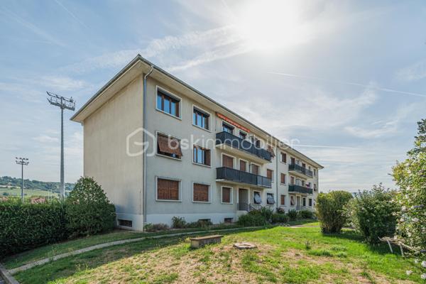 À découvrir sur le secteur Sud de Rumilly, à proximité immédiate des écoles, commerces, commodités et transports en commun, cet appartement T4 traversant d’environ 84 m² offre une configuration idéale pour une vie de famille.

Situé en rez-de-chaussée surélevé d’une copropriété de 1969 à taille humaine, composée de seulement trois niveaux, l’appartement bénéficie d’une double exposition Est-Ouest lui apportant une belle luminosité tout au long de la journée.

L’entrée dessert une cuisine indépendante bénéficiant d’un accès au balcon ainsi qu’un salon. L’espace nuit se compose de trois chambres, d’une salle de bains et de toilettes séparées.

La configuration traversante de l’appartement permet de profiter d’une agréable luminosité et d’une bonne circulation entre les différents espaces.

Une cave ainsi qu’un garage privatif viennent compléter le bien, apportant de précieux espaces de rangement et de stationnement. Des places de parking sont également disponibles devant la copropriété.

Un appartement fonctionnel et bien situé, réunissant trois chambres, des annexes et la proximité des services du quotidien, à quelques minutes du centre de Rumilly.

Une opportunité à découvrir pour une résidence principale ou un projet d’investissement.