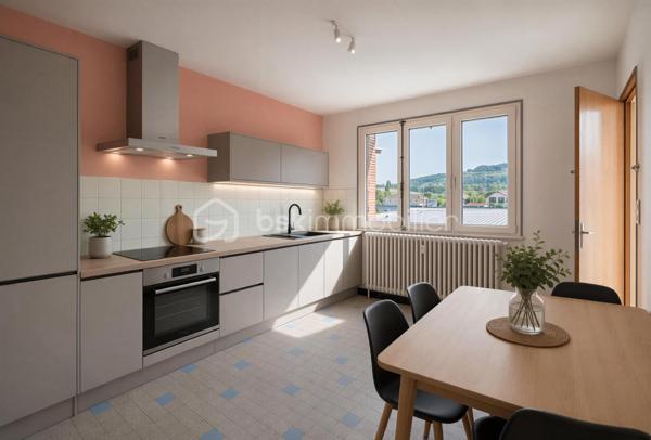 À découvrir sur le secteur Sud de Rumilly, à proximité immédiate des écoles, commerces, commodités et transports en commun, cet appartement T4 traversant d’environ 84 m² offre une configuration idéale pour une vie de famille.

Situé en rez-de-chaussée surélevé d’une copropriété de 1969 à taille humaine, composée de seulement trois niveaux, l’appartement bénéficie d’une double exposition Est-Ouest lui apportant une belle luminosité tout au long de la journée.

L’entrée dessert une cuisine indépendante bénéficiant d’un accès au balcon ainsi qu’un salon. L’espace nuit se compose de trois chambres, d’une salle de bains et de toilettes séparées.

La configuration traversante de l’appartement permet de profiter d’une agréable luminosité et d’une bonne circulation entre les différents espaces.

Une cave ainsi qu’un garage privatif viennent compléter le bien, apportant de précieux espaces de rangement et de stationnement. Des places de parking sont également disponibles devant la copropriété.

Un appartement fonctionnel et bien situé, réunissant trois chambres, des annexes et la proximité des services du quotidien, à quelques minutes du centre de Rumilly.

Une opportunité à découvrir pour une résidence principale ou un projet d’investissement.