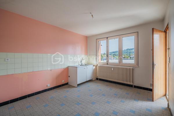 À découvrir sur le secteur Sud de Rumilly, à proximité immédiate des écoles, commerces, commodités et transports en commun, cet appartement T4 traversant d’environ 84 m² offre une configuration idéale pour une vie de famille.

Situé en rez-de-chaussée surélevé d’une copropriété de 1969 à taille humaine, composée de seulement trois niveaux, l’appartement bénéficie d’une double exposition Est-Ouest lui apportant une belle luminosité tout au long de la journée.

L’entrée dessert une cuisine indépendante bénéficiant d’un accès au balcon ainsi qu’un salon. L’espace nuit se compose de trois chambres, d’une salle de bains et de toilettes séparées.

La configuration traversante de l’appartement permet de profiter d’une agréable luminosité et d’une bonne circulation entre les différents espaces.

Une cave ainsi qu’un garage privatif viennent compléter le bien, apportant de précieux espaces de rangement et de stationnement. Des places de parking sont également disponibles devant la copropriété.

Un appartement fonctionnel et bien situé, réunissant trois chambres, des annexes et la proximité des services du quotidien, à quelques minutes du centre de Rumilly.

Une opportunité à découvrir pour une résidence principale ou un projet d’investissement.