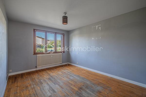 À découvrir sur le secteur Sud de Rumilly, à proximité immédiate des écoles, commerces, commodités et transports en commun, cet appartement T4 traversant d’environ 84 m² offre une configuration idéale pour une vie de famille.

Situé en rez-de-chaussée surélevé d’une copropriété de 1969 à taille humaine, composée de seulement trois niveaux, l’appartement bénéficie d’une double exposition Est-Ouest lui apportant une belle luminosité tout au long de la journée.

L’entrée dessert une cuisine indépendante bénéficiant d’un accès au balcon ainsi qu’un salon. L’espace nuit se compose de trois chambres, d’une salle de bains et de toilettes séparées.

La configuration traversante de l’appartement permet de profiter d’une agréable luminosité et d’une bonne circulation entre les différents espaces.

Une cave ainsi qu’un garage privatif viennent compléter le bien, apportant de précieux espaces de rangement et de stationnement. Des places de parking sont également disponibles devant la copropriété.

Un appartement fonctionnel et bien situé, réunissant trois chambres, des annexes et la proximité des services du quotidien, à quelques minutes du centre de Rumilly.

Une opportunité à découvrir pour une résidence principale ou un projet d’investissement.
